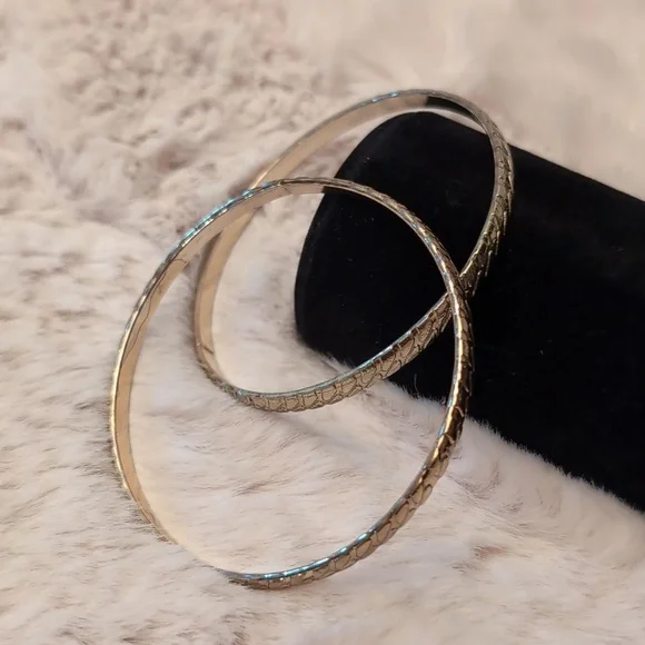 Two Silver Toned Textured Pattern Bangles - Picture 5 of 10